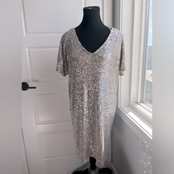 Nicole Miller Dresses & Skirts - Nicole Miller Silver Sequin TShirt Dress sparkle Oversized Loose Fit Size Medium